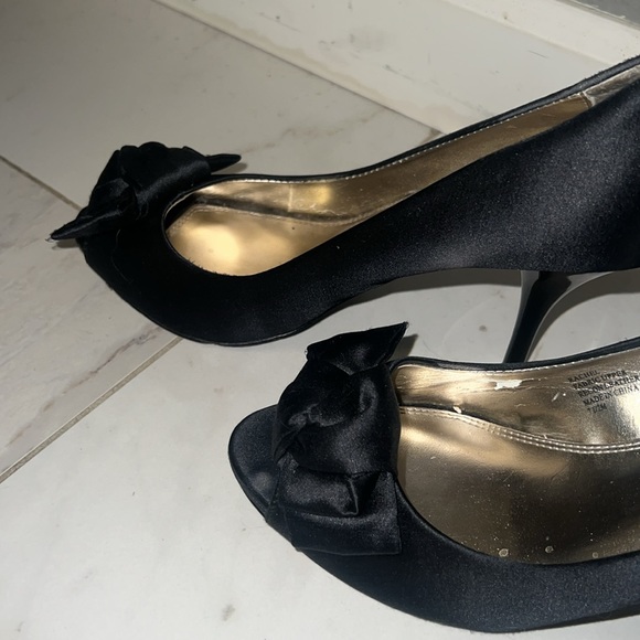 Sz 7.5 White House Black Market Satin Stilettos with a bow and 3-in heels - Picture 3 of 6